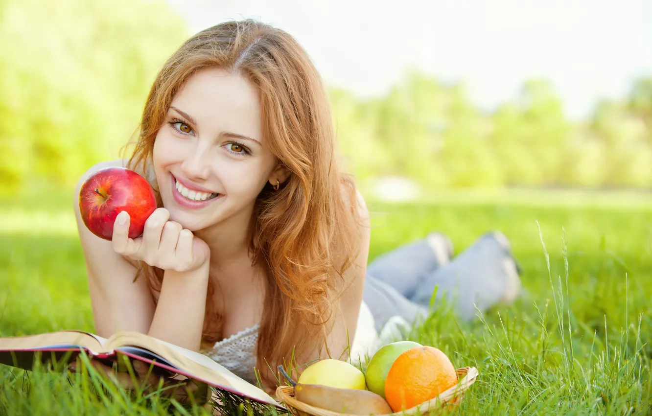 Фото обои взгляд, девушка, улыбка, яблоко, апельсин, книга, груша, шатенка