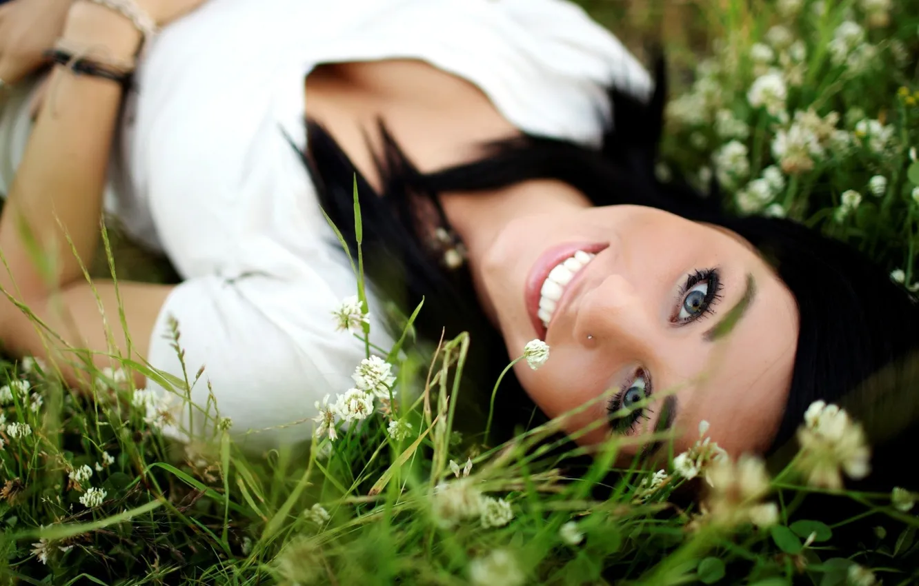 Фото обои grass, smile, brunette, look, pretty girl