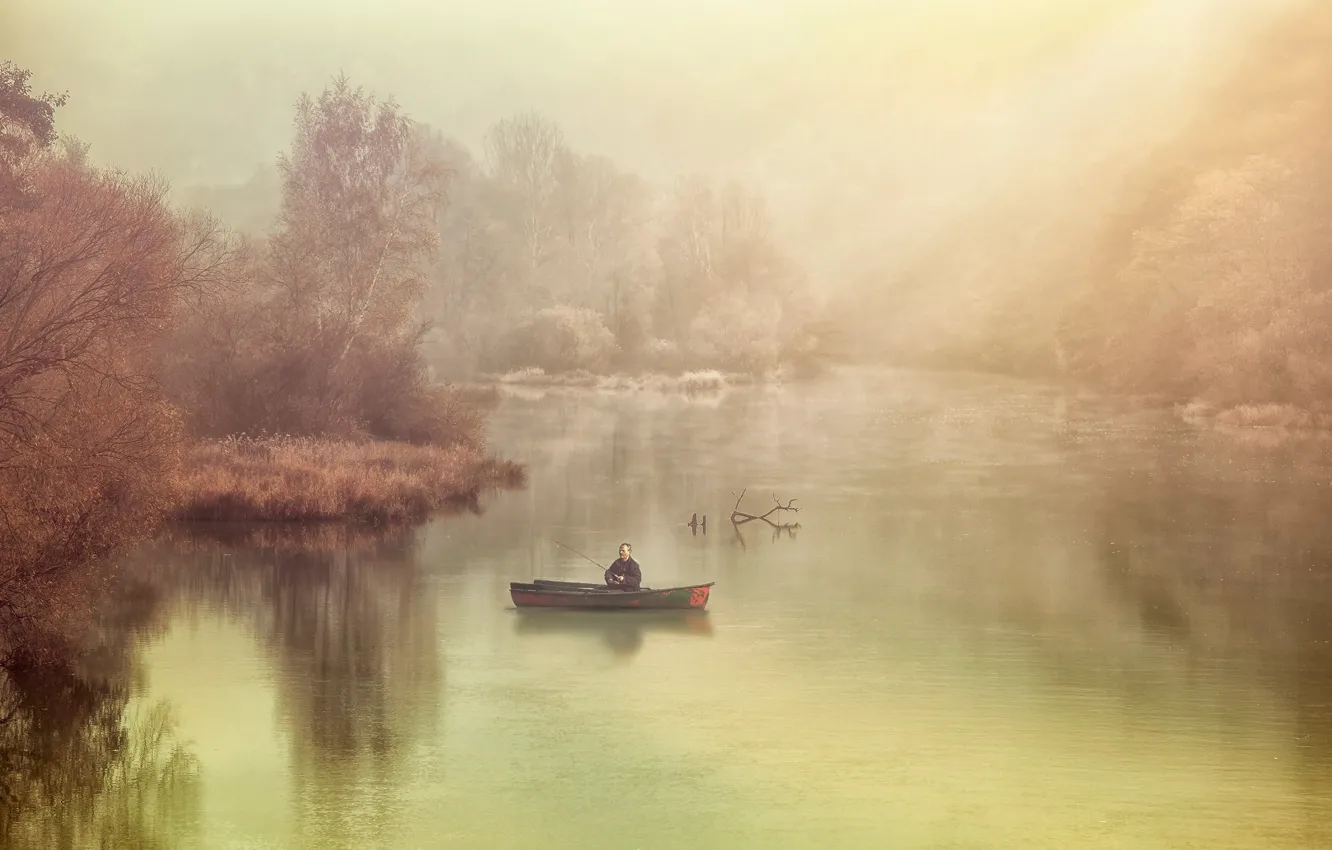 Фото обои туман, река, лодка, рыбак