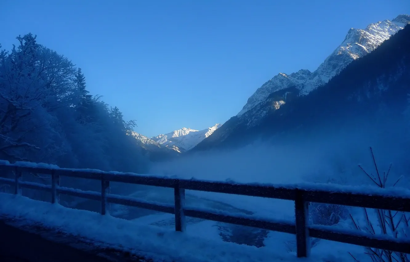 Фото обои иней, снег, деревья, горы, туман, забор, Зима, перила