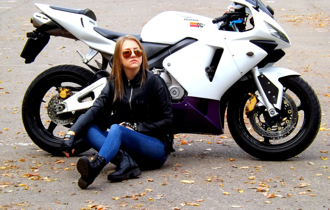 Фото обои girl, bike, posing, sunglasses