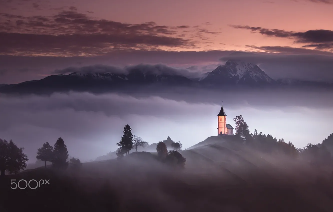 Фото обои облака, горы, туман, церковь