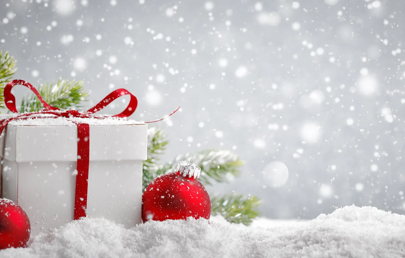 Фото обои снег, подарок, шары, Новый год, New Year, подарочек, еловые ветки