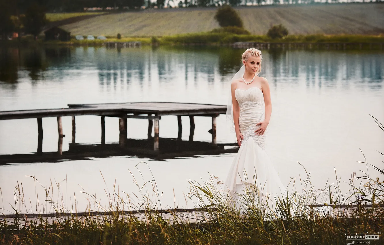 Фото обои трава, пейзаж, река, берег, причал, платье, блондинка, невеста