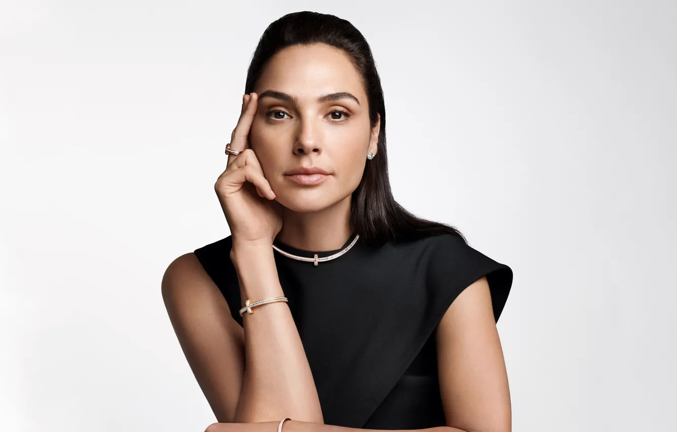 Фото обои актриса, брюнетка, белый фон, в черном, Gal Gadot, 2023, Даль Гадот, Tiffany Magazine