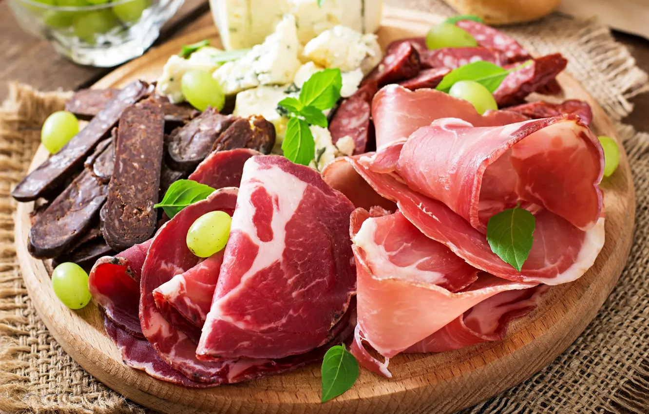 Фото обои сыр, виноград, мясо, доска, колбаса, grapes, бекон, cheese