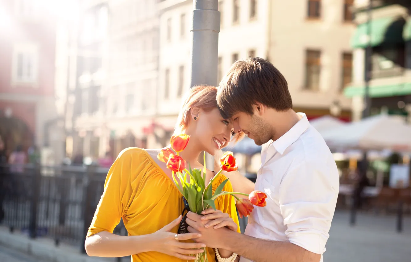 Фото обои девушка, радость, цветы, город, букет, столб, пара, тюльпаны
