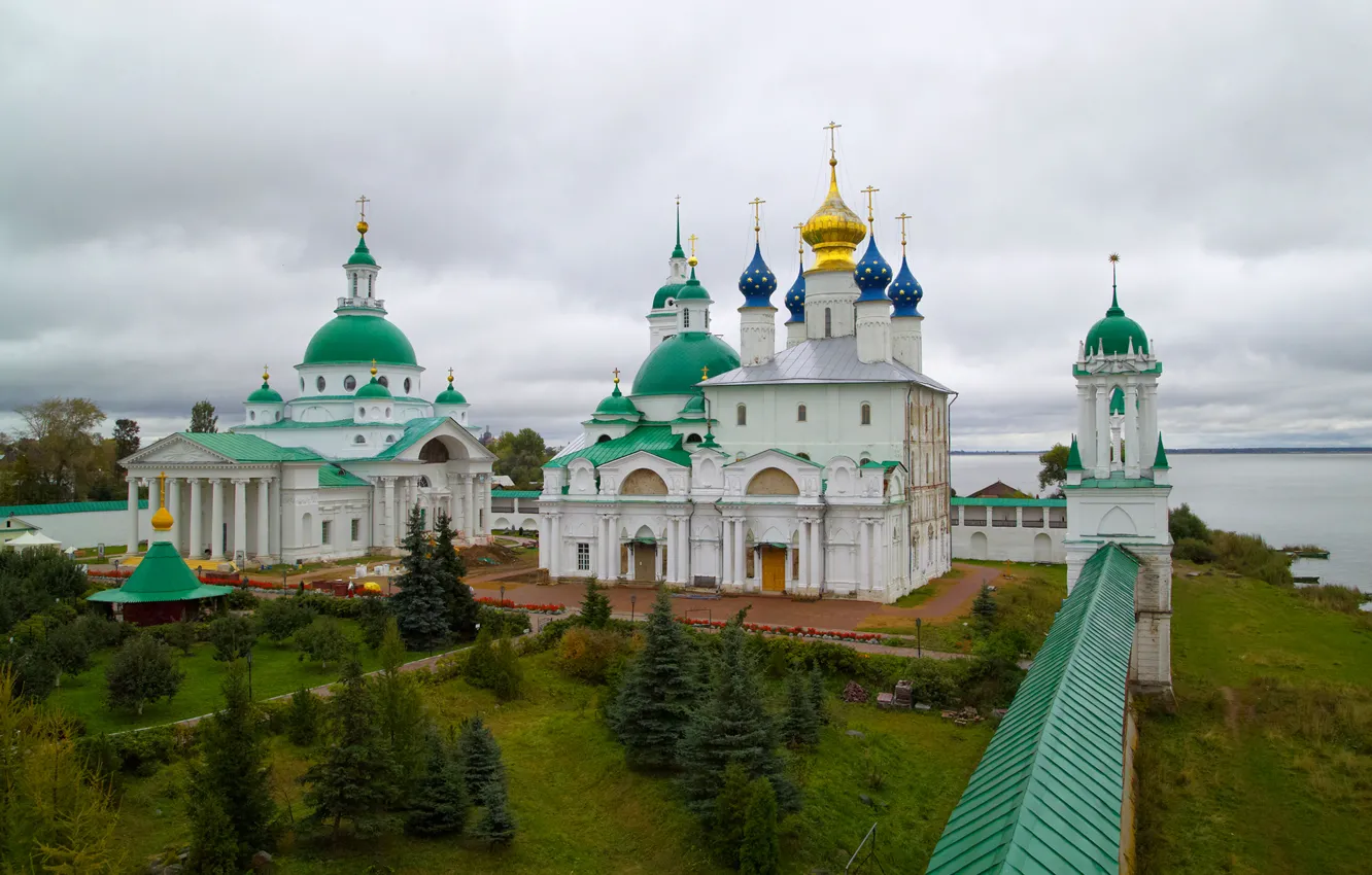 Фото обои небо, река, стена, крест, двор, собор, кремль, колонны