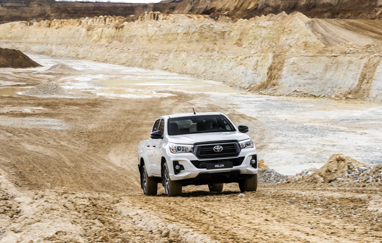 Фото обои дорога, белый, Toyota, пикап, Hilux, Special Edition, карьер, 2019