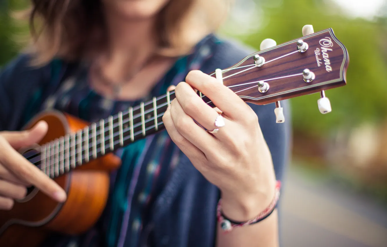 Фото обои девушка, гитара, струны, кольцо, пальцы, гриф, музыкальный инструмент