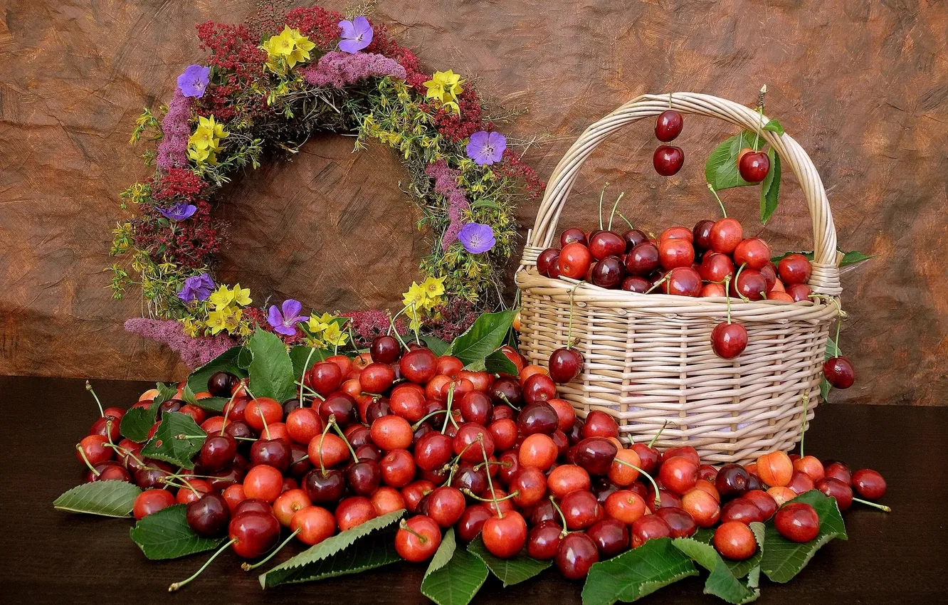 Фото обои листья, цветы, ягоды, натюрморт, корзинка, венок, черешня