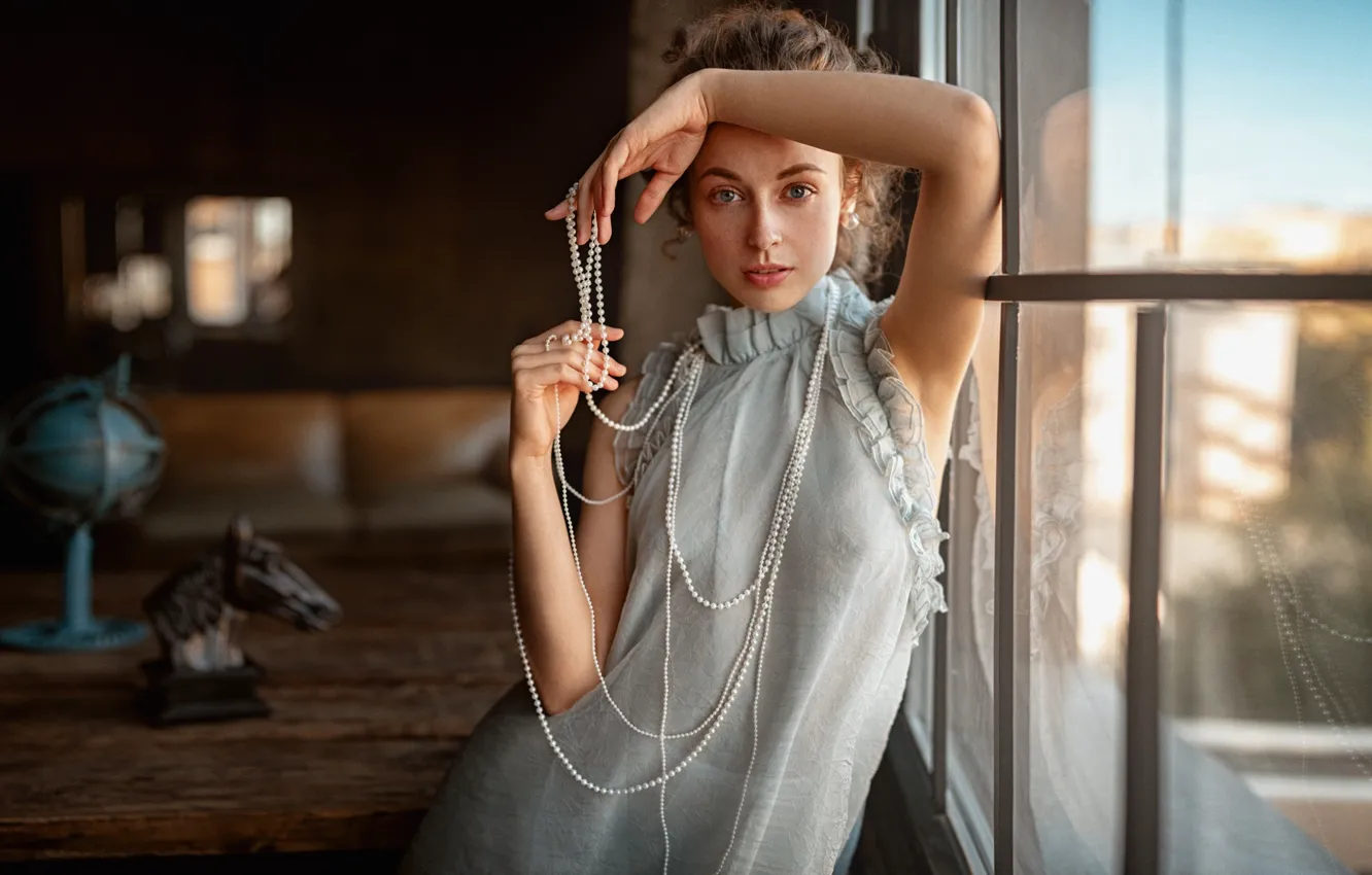 Фото обои взгляд, девушка, поза, руки, платье, окно, бусы, Георгий Чернядьев