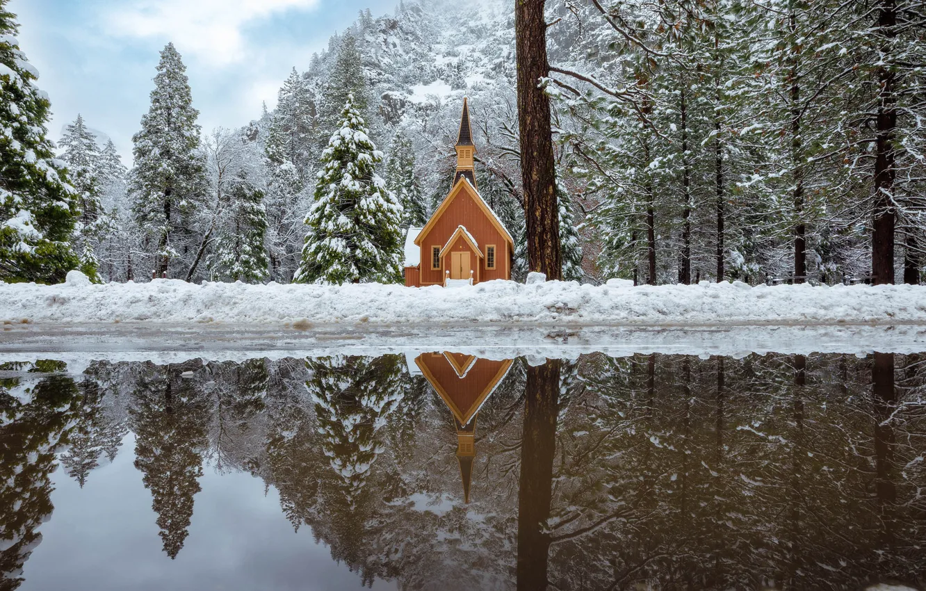 Фото обои зима, дорога, лес, отражение, лужа, Калифорния, часовня, California