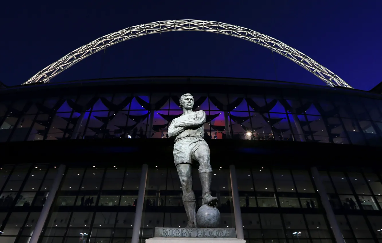 Фото обои футбол, Лондон, памятник, статуя, Бобби Мур, стадион Уэмбли