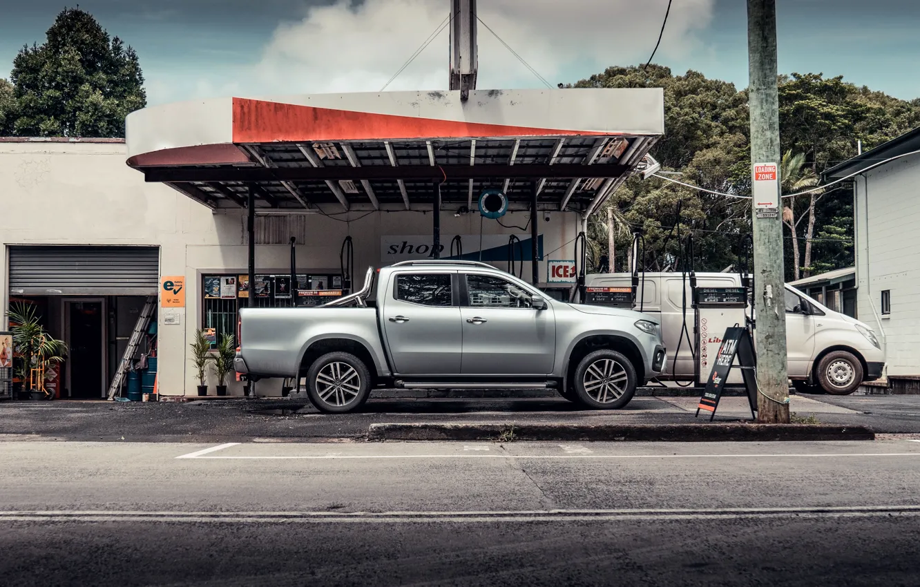 Фото обои Mercedes-Benz, вид сбоку, пикап, 2018, АЗС, X-Class, серо-серебристый