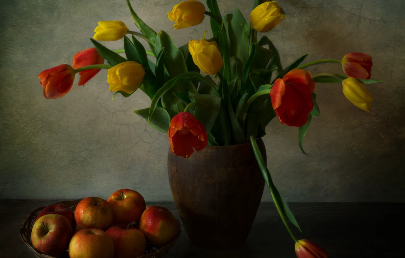 Фото обои цветы, стол, стена, яблоки, букет, желтые, тюльпаны, красные