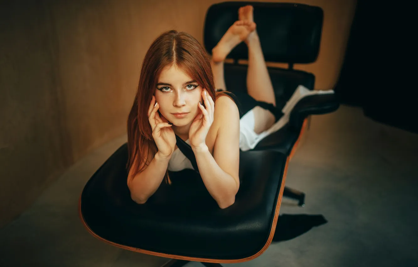 Фото обои взгляд, девушка, ноги, лежит, Roosso alex