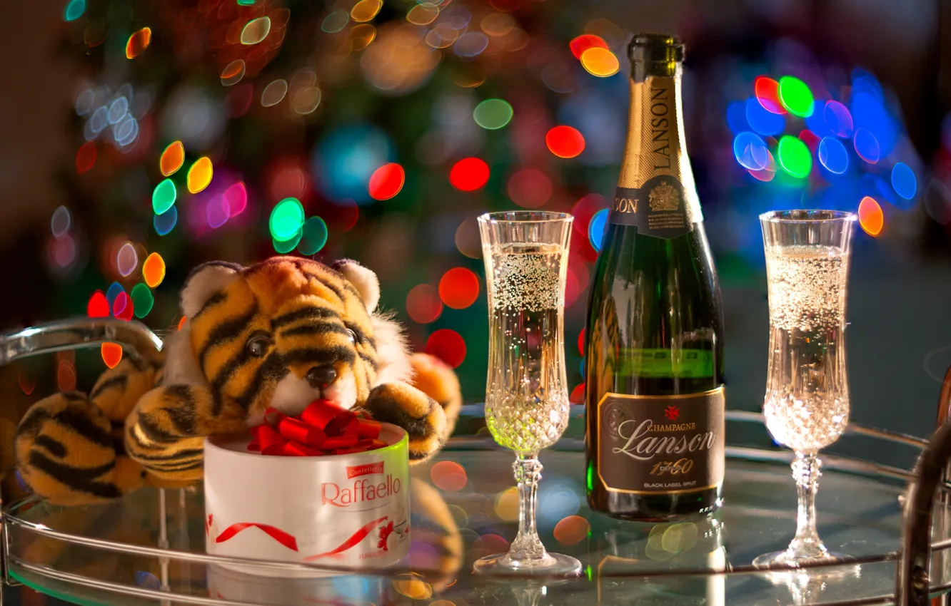 Фото обои тигр, праздник, коробка, игрушка, бутылка, новый год, бокалы, конфеты