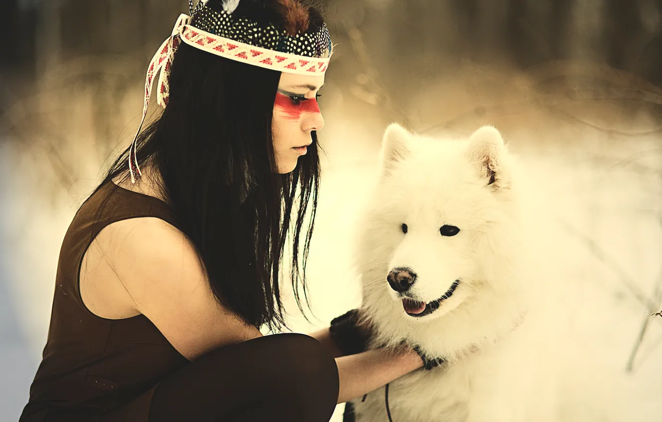 Фото обои девушка, лицо, друг, волосы, собака, перья, брюнетка, раскрас