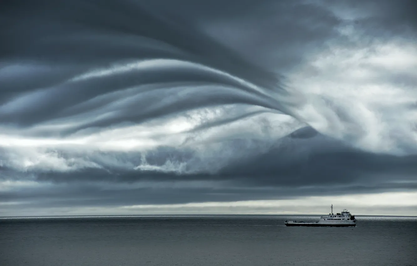 Фото обои море, облака, буря, горизонт, паром, серые облака