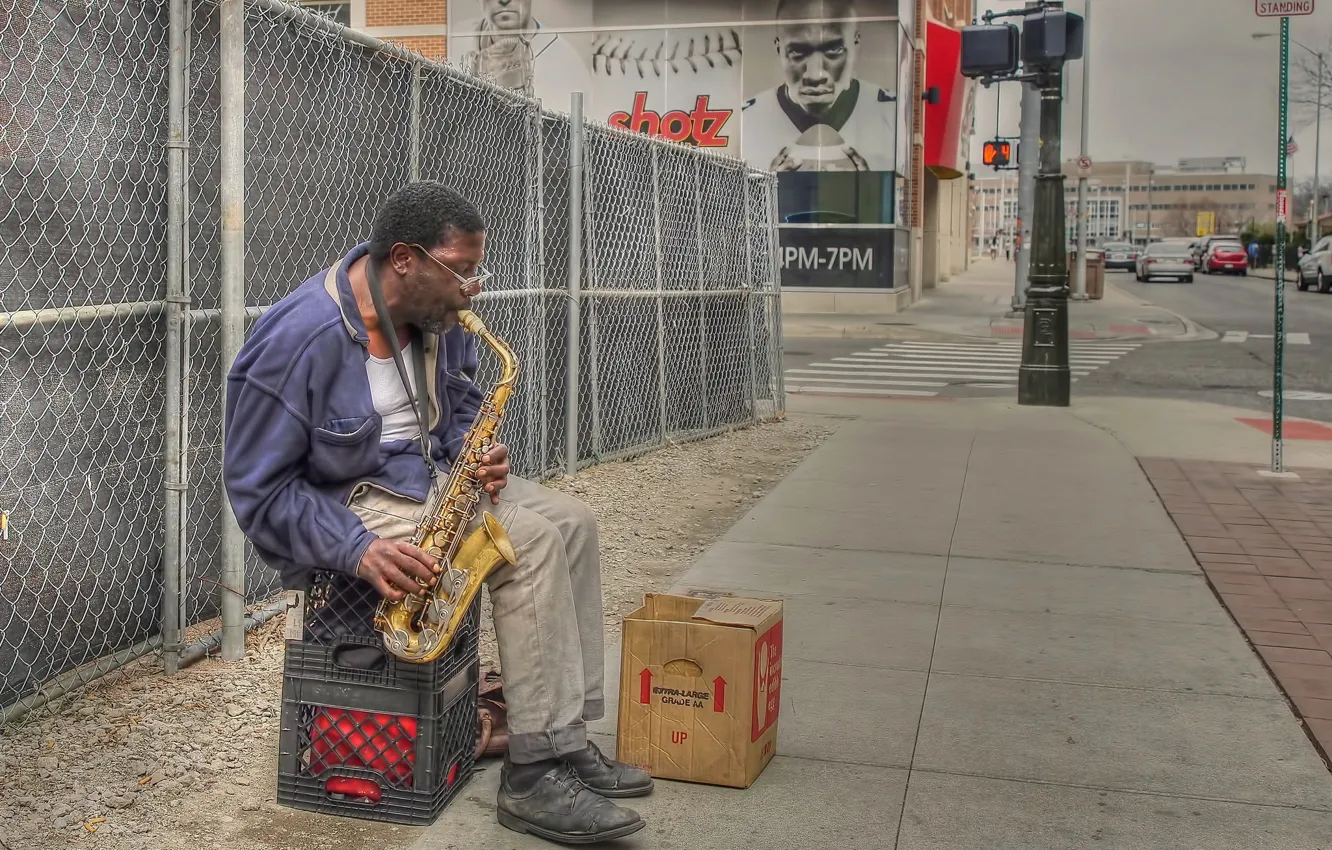 Фото обои улица, человек, саксофон