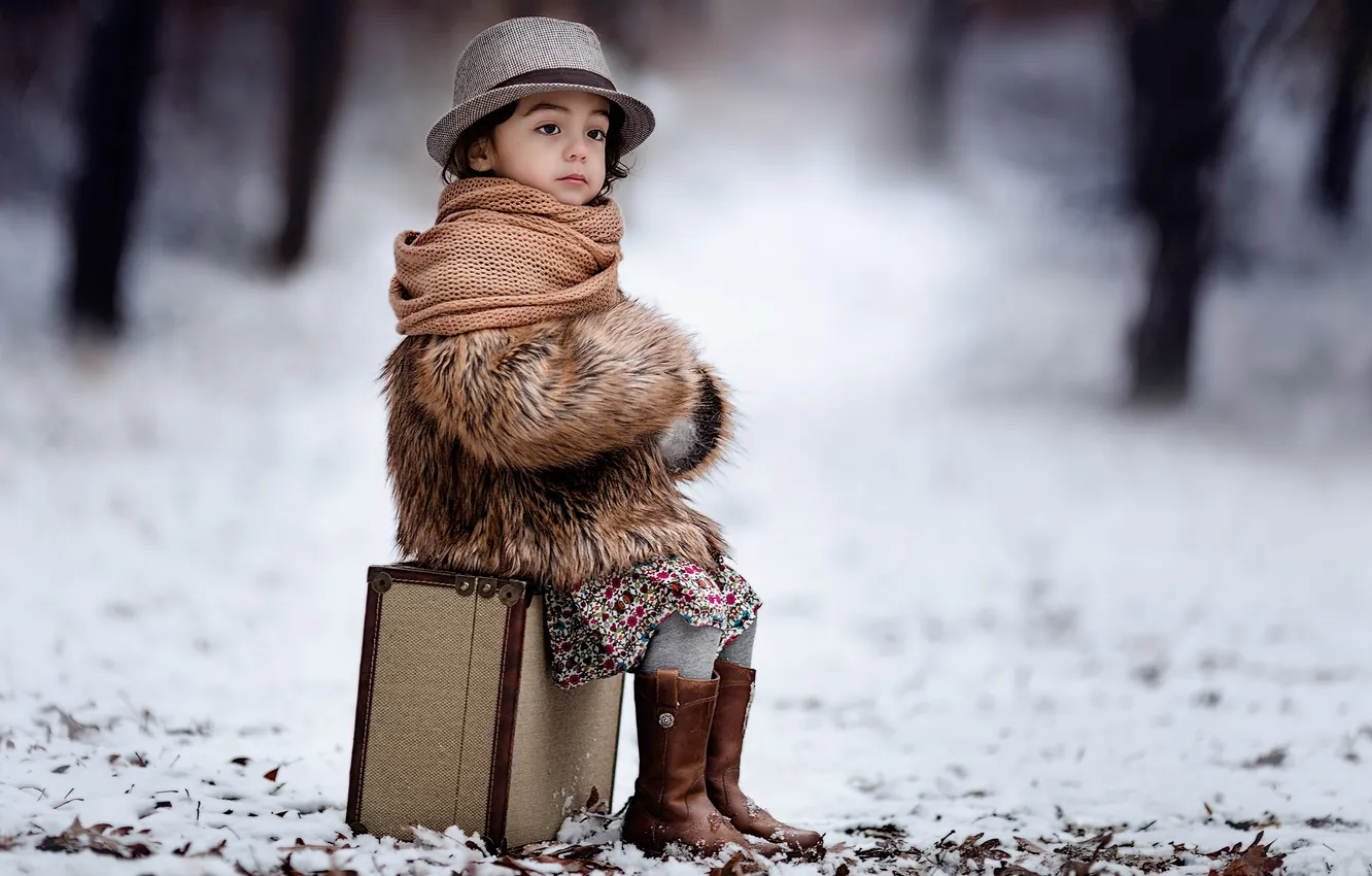 Фото обои зима, девочка, чемодан