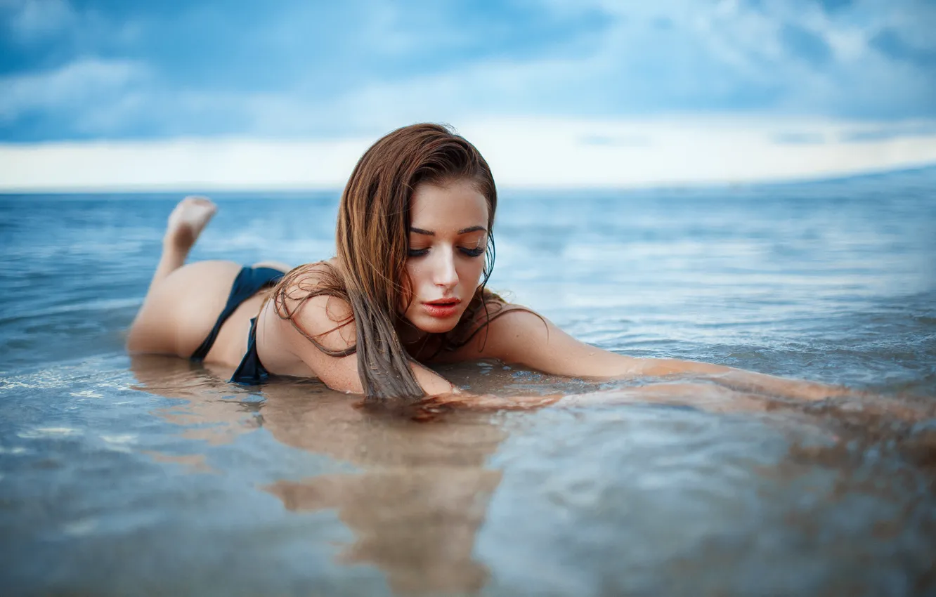 Фото обои море, девушка, поза, бикини, Деян Романов
