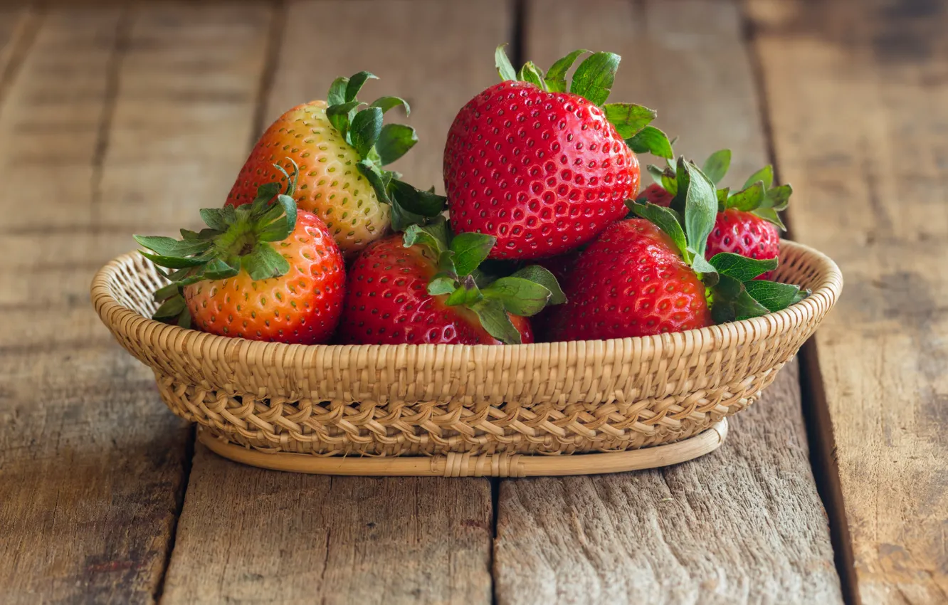 Фото обои ягоды, клубника, красные, корзинка, fresh, wood, спелая, sweet