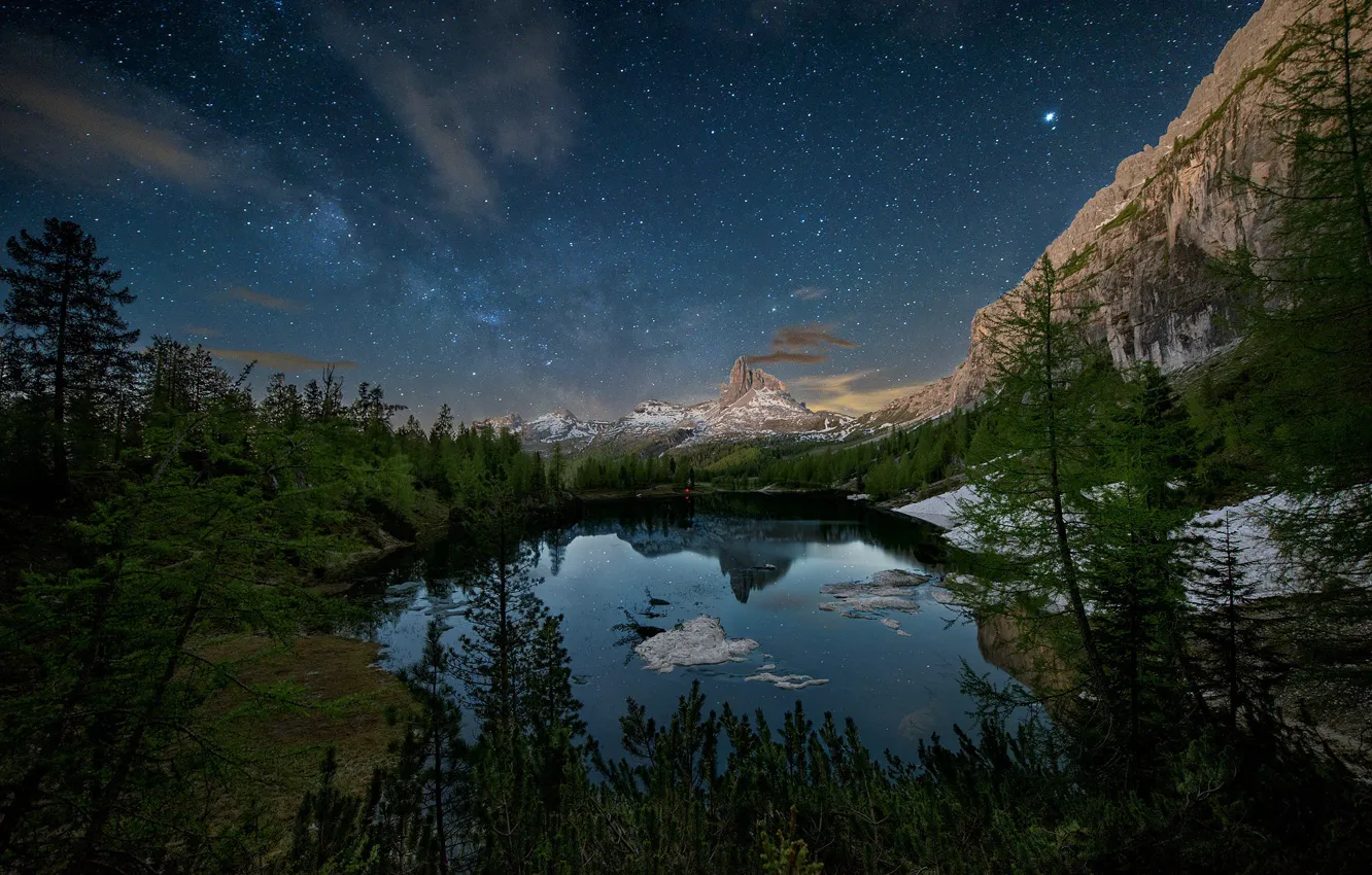 Фото обои лес, звезды, снег, горы, ночь, озеро, отражение, скалы