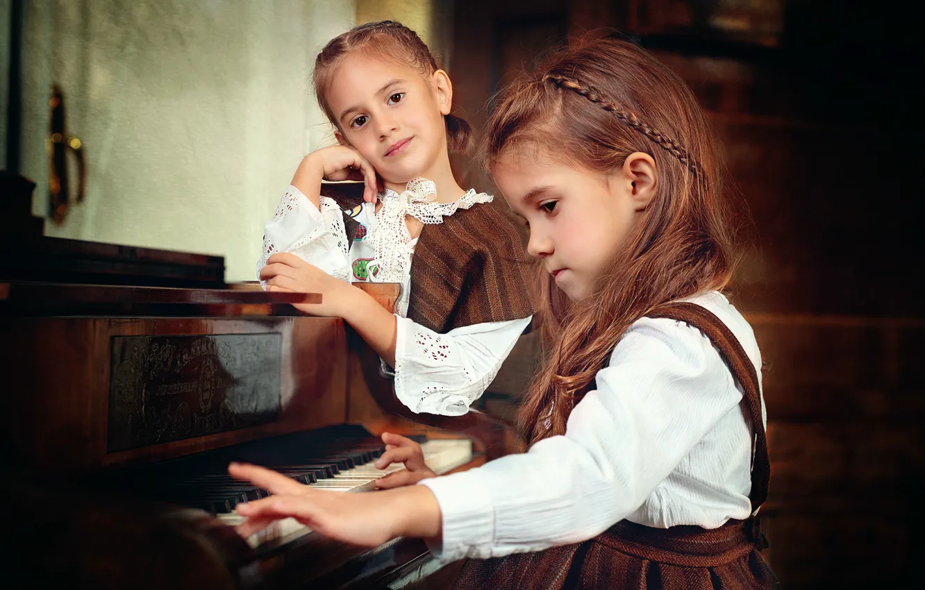 Фото обои девочки, клавиши, пианино, Play me a song