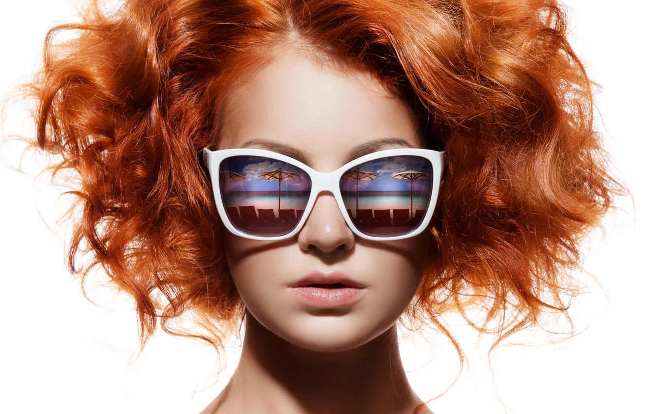 Фото обои девушка, фон, рыжая, волосы. солнечные очки. взгляд. отражение