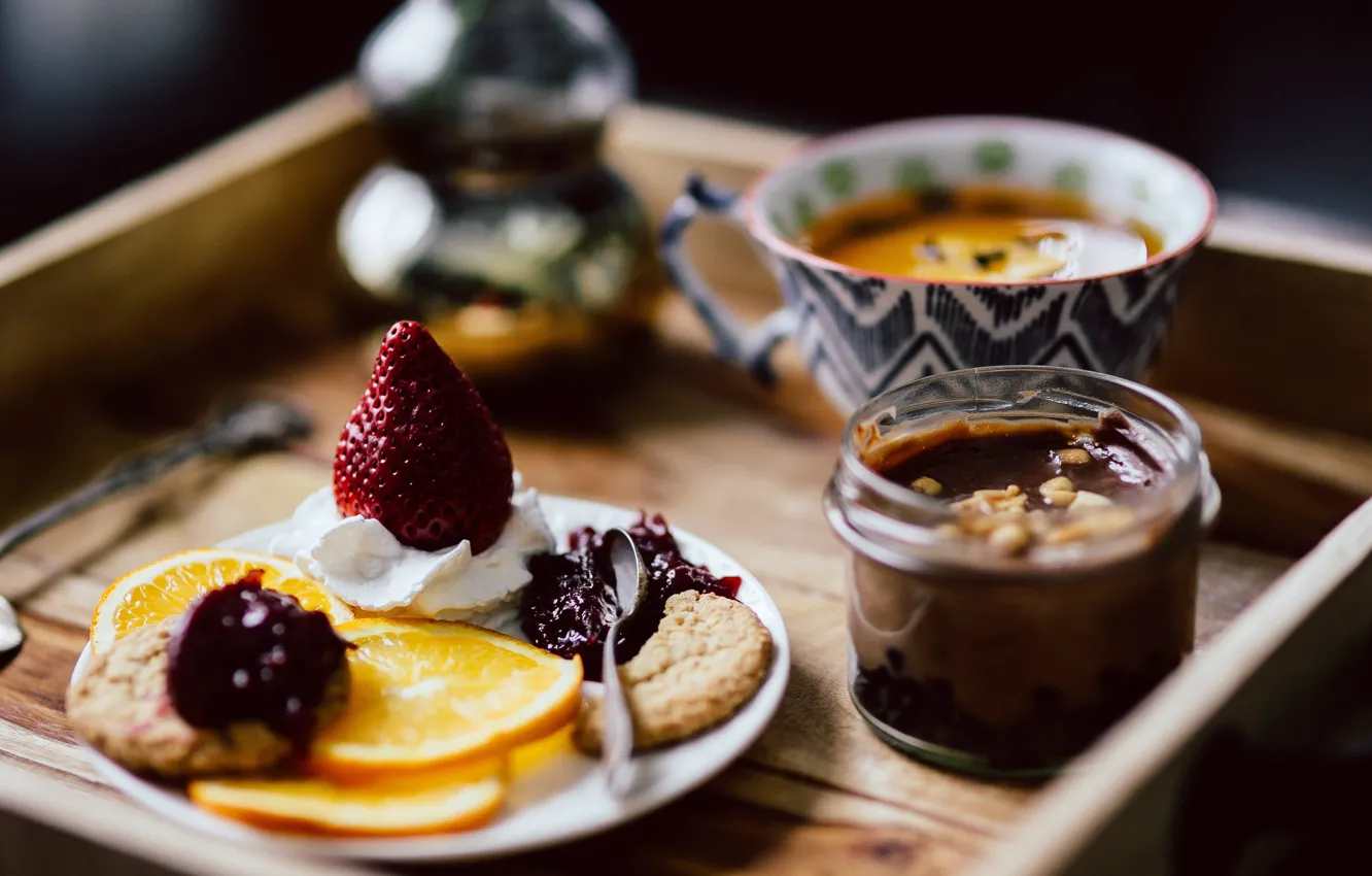 Фото обои темный фон, стол, чай, апельсины, завтрак, печенье, клубника, ягода