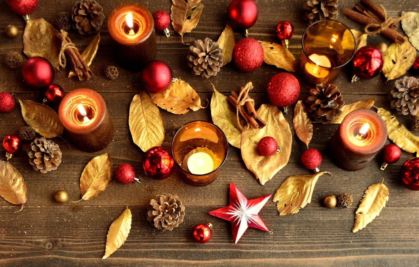 Фото обои листья, шарики, палочки, свечи, Новый Год, Рождество, красные, корица