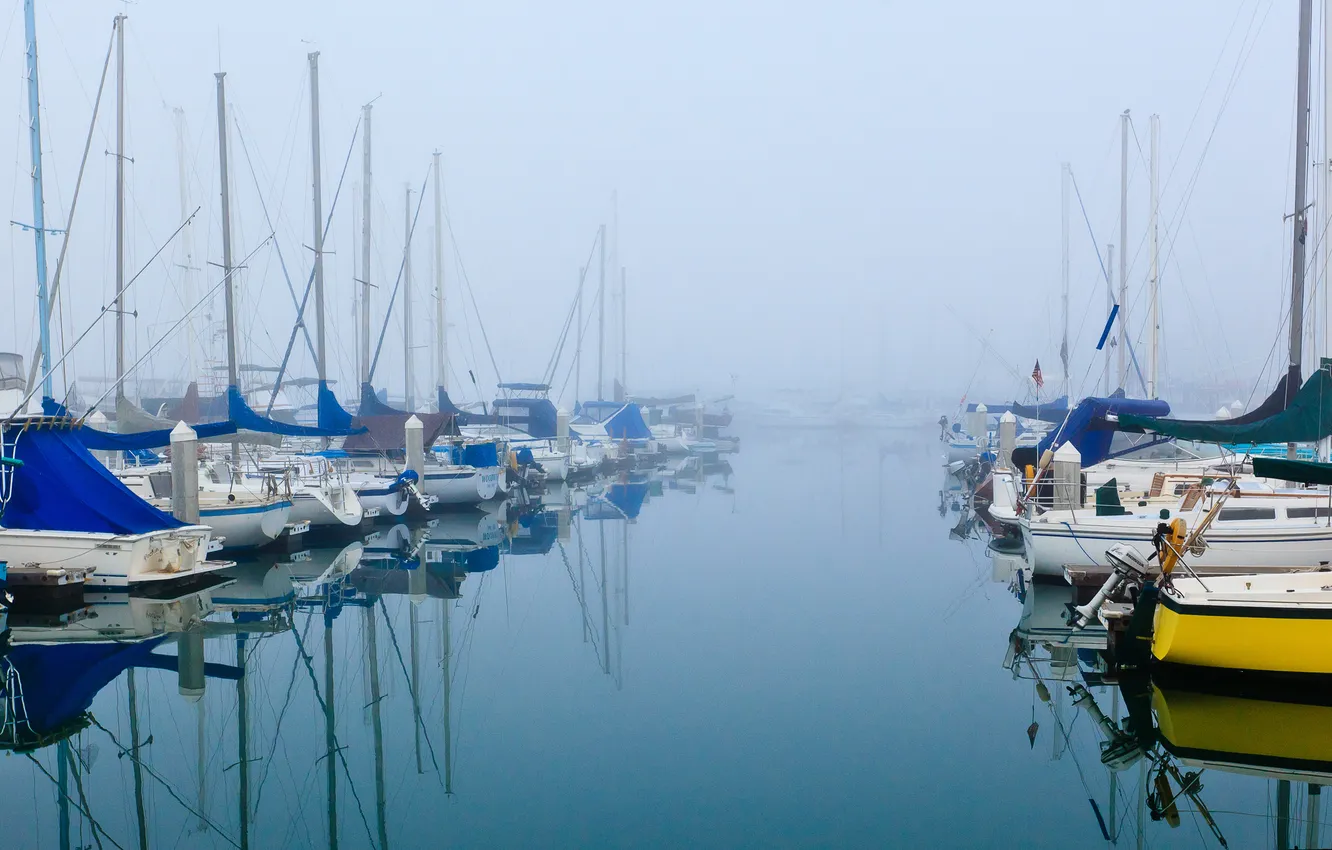 Фото обои море, небо, туман, лодка, бухта, яхта, стоянка