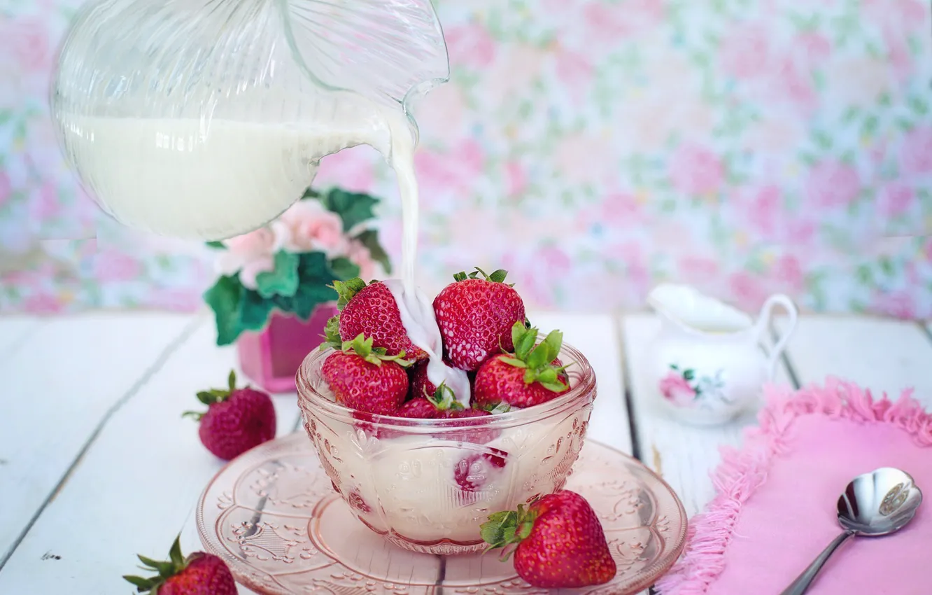 Фото обои ягоды, молоко, Клубника, Десерт