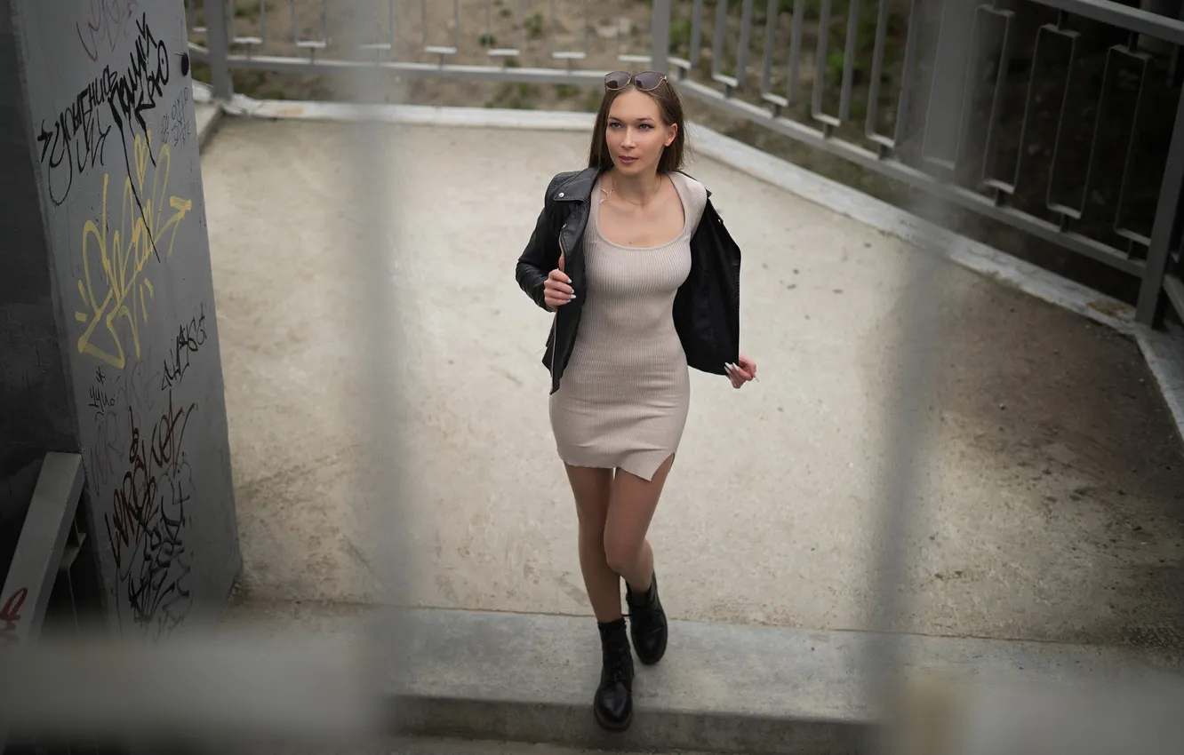 Фото обои девушка, model, brunette, urban, white dress, boots, sunglasses, leather jacket