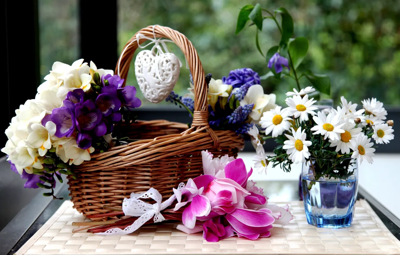 Фото обои вода, цветы, стакан, ромашки, корзинка, сердечко, фрезии, гиацинты