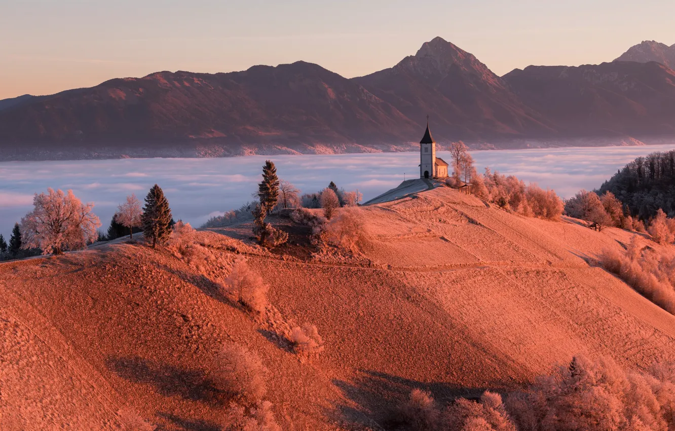 Фото обои горы, туман, утро, церковь