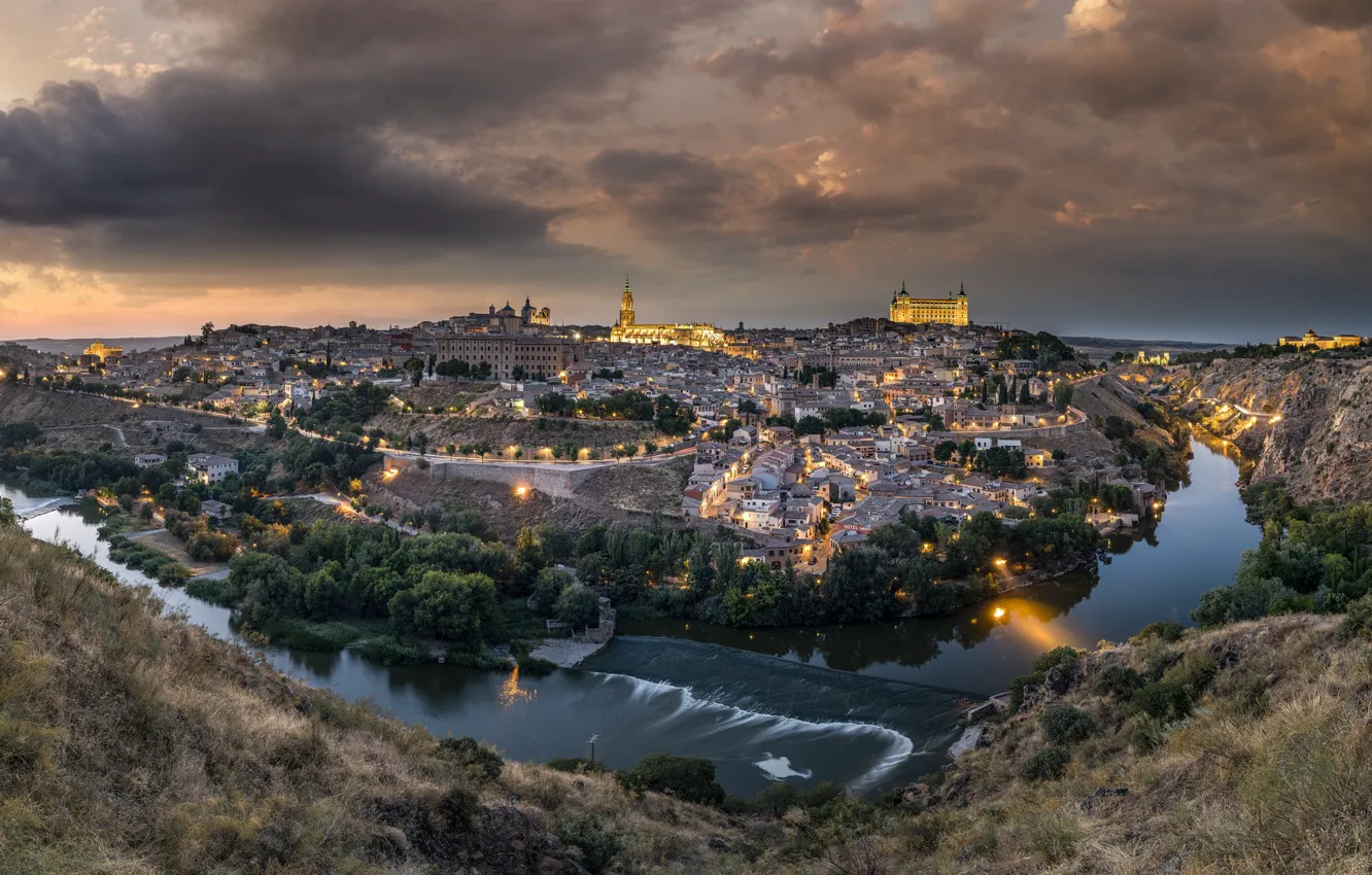 Фото обои огни, река, замок, дома, вечер, панорама, Испания, Толедо
