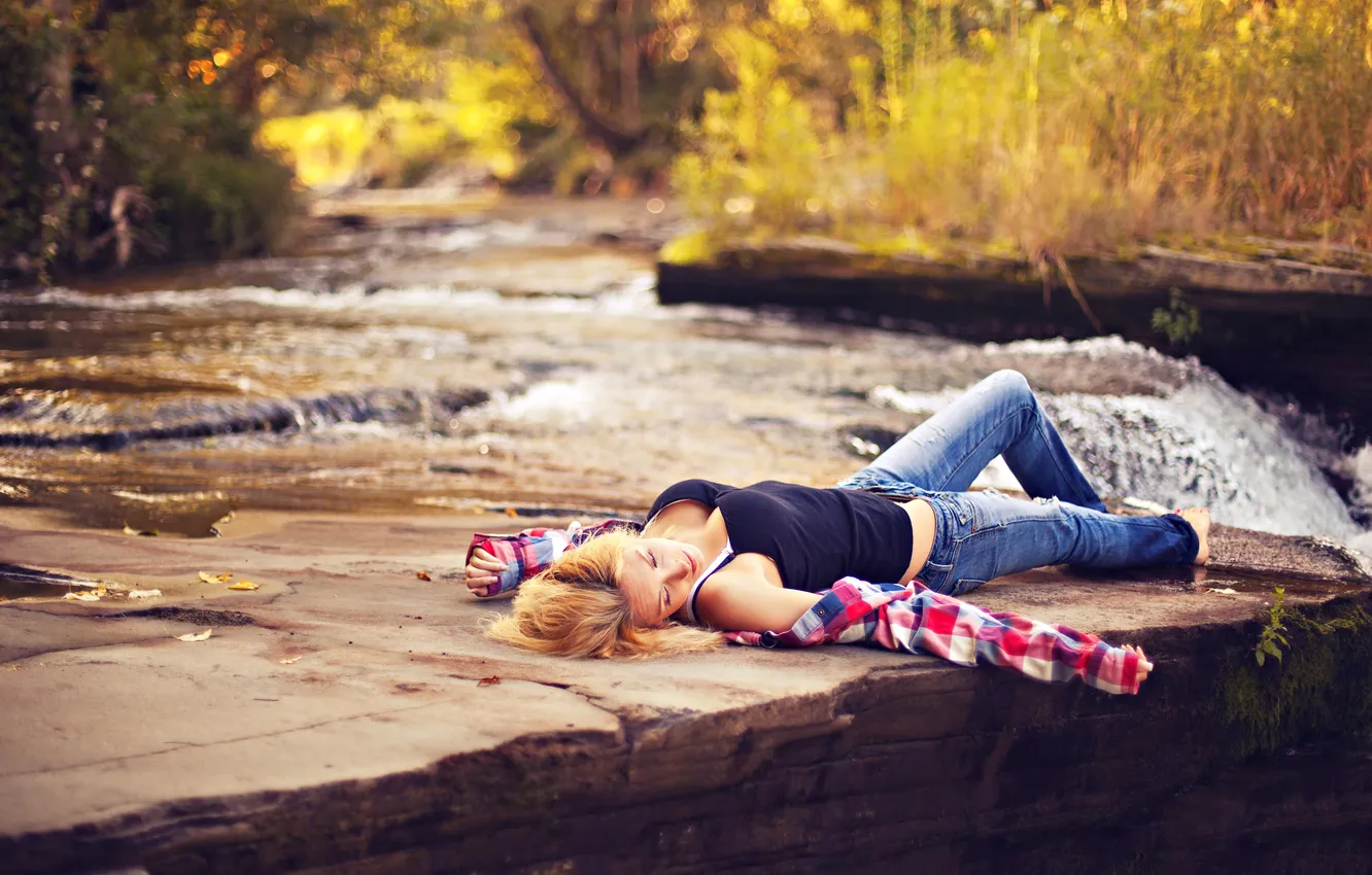 Фото обои вода, девушка, джинсы, фотограф, girl, рубашка, Brian Storey, Kailee