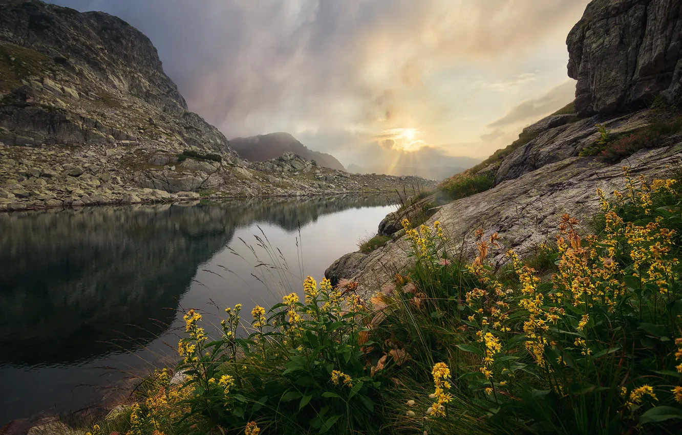 Фото обои цветы, горы, тучи, озеро, камни, скалы, лучи солнца