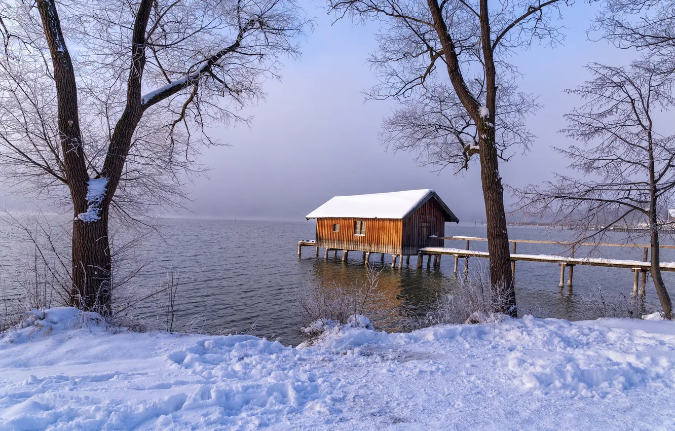Фото обои зима, снег, деревья, туман, озеро, причал, домик