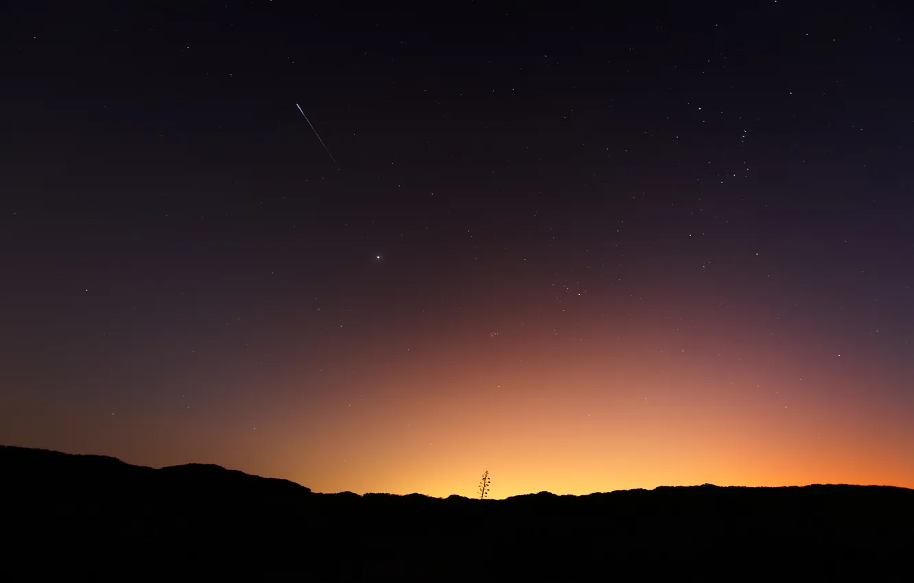 Фото обои небо, ночь, рассвет, свечение, метеор, утро, метеорный поток Персеид