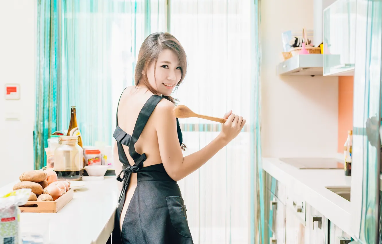 Фото обои девушка, улыбка, кухня