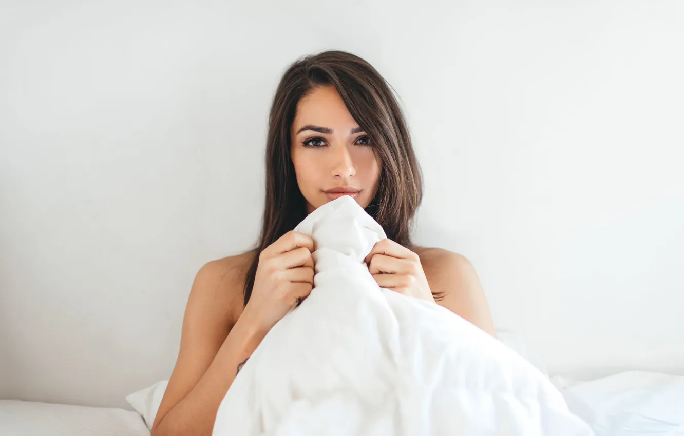 Фото обои Girl, Model, Bed, White, Hair, Look, Bedding, Blanket