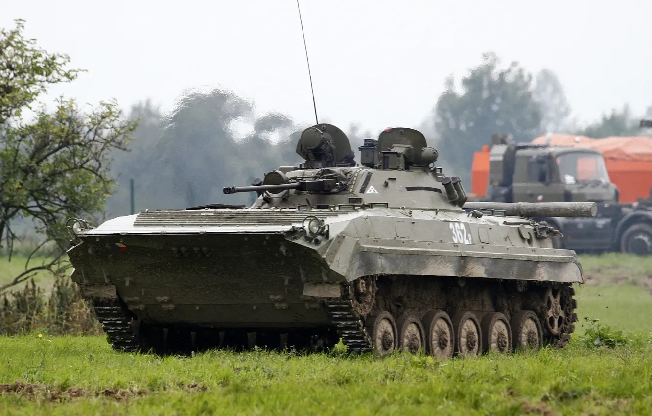 Фото обои поле, машина, боевая, БМП-3, пехоты
