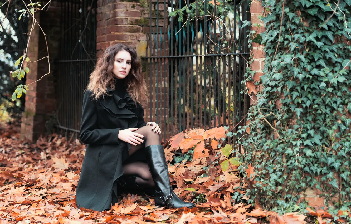 Фото обои листья, девушка, модель, ножки, сапожки, пальто, Chiara