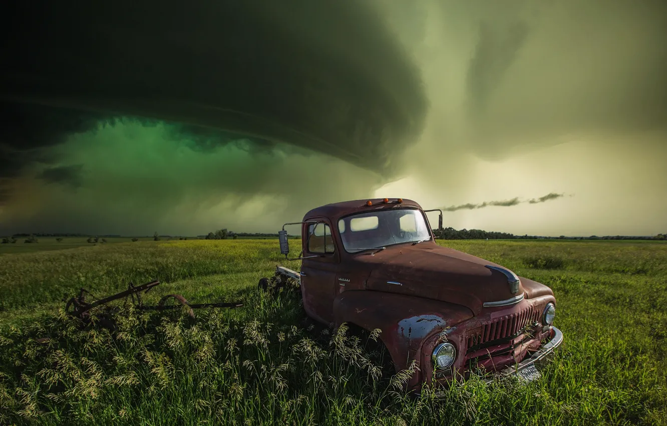 Фото обои поле, машина, небо, тучи, шторм, пикап, грузовичок