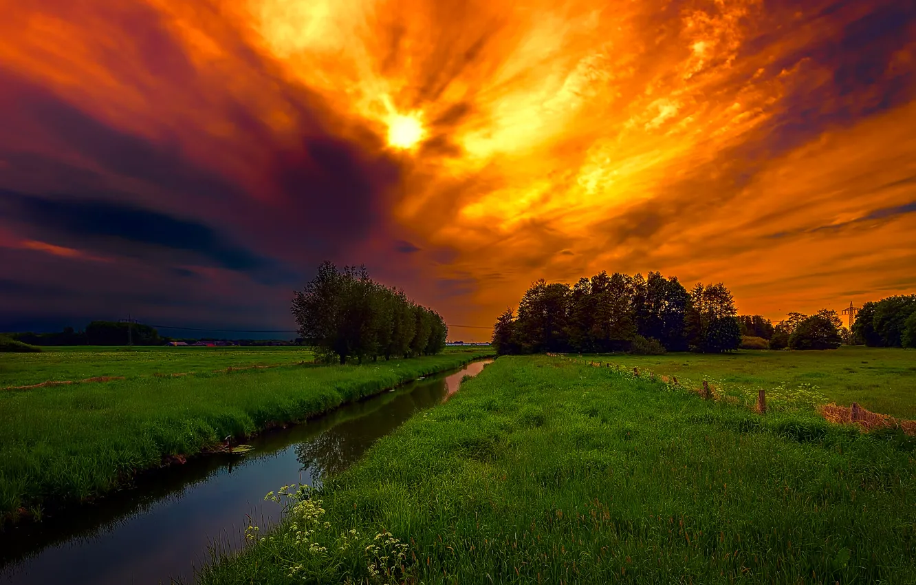 Фото обои поле, небо, трава, облака, деревья, ручей, канал, зарево