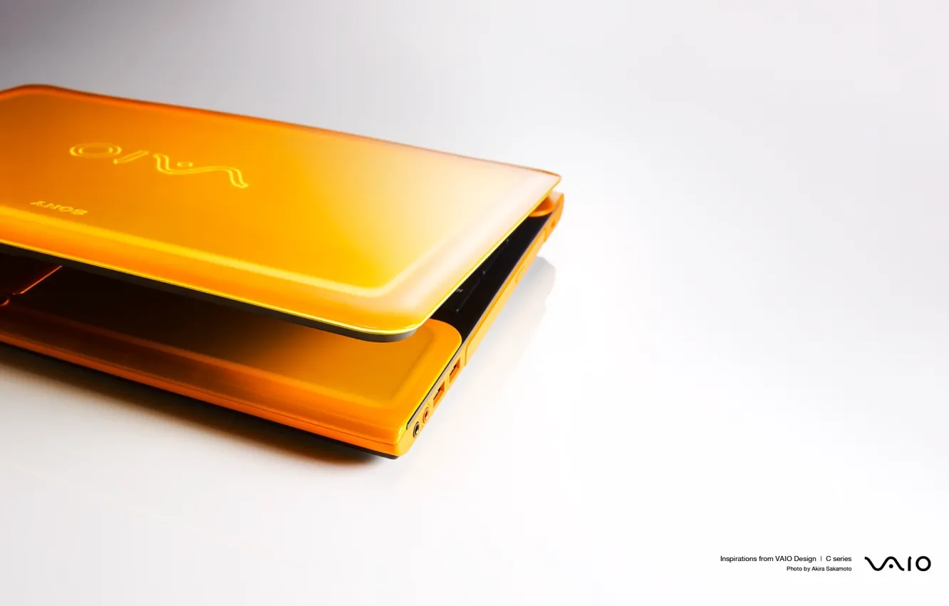 Фото обои оранжевый, белый фон, ноутбук
